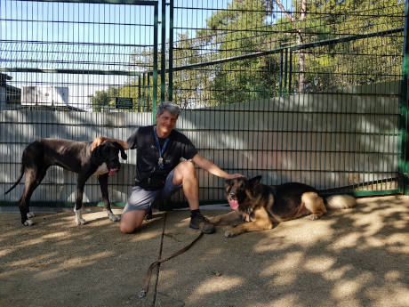 Frank Gilka mit zwei Hunden im Tierheim